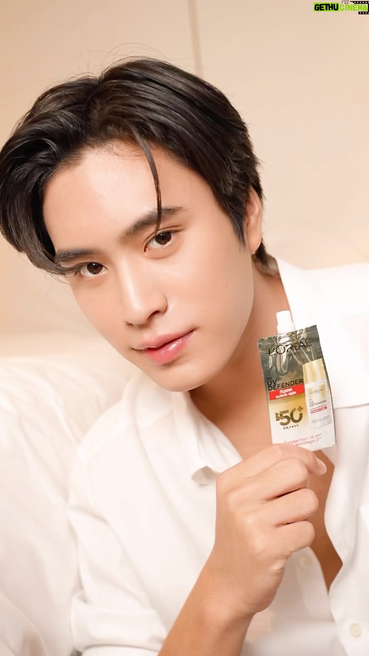 Norawit Titicharoenrak Instagram - ช่วงนี้ตากแดดบ่อย โชคดีที่มีซองนี้ติดกระเป๋า กันแดด L’Oreal Paris ที่พกง่าย ใช้ไปได้ทุกที่ ทาที่ไหนก็ได้ กันน้ำ กันเหงื่อ กันมลภาวะ แดดจัดผมก็ไม่หวั่น ยืนหนึ่งในกันแดดซอง! ซื้อได้ที่ 7-Eleven นะครับผมมมมม คู่ควรสุดๆ ~ 🤣 #LOrealParisTH #UVDefender #กันแดดล่องหน
