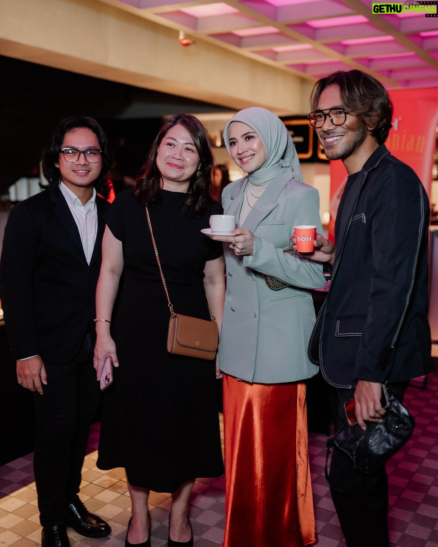 Nur Fazura Instagram - Briefly attended the #BOHCameronianArtsAwards in support of @bohteamalaysia and artists who were nominated, congratulations everyone! π Ended the night at beautiful @amyera.z βs Raya gathering with my sisters @puteri_azureen @husnahanafi . Thank you all for having me. π πΈ: @hasifikri
