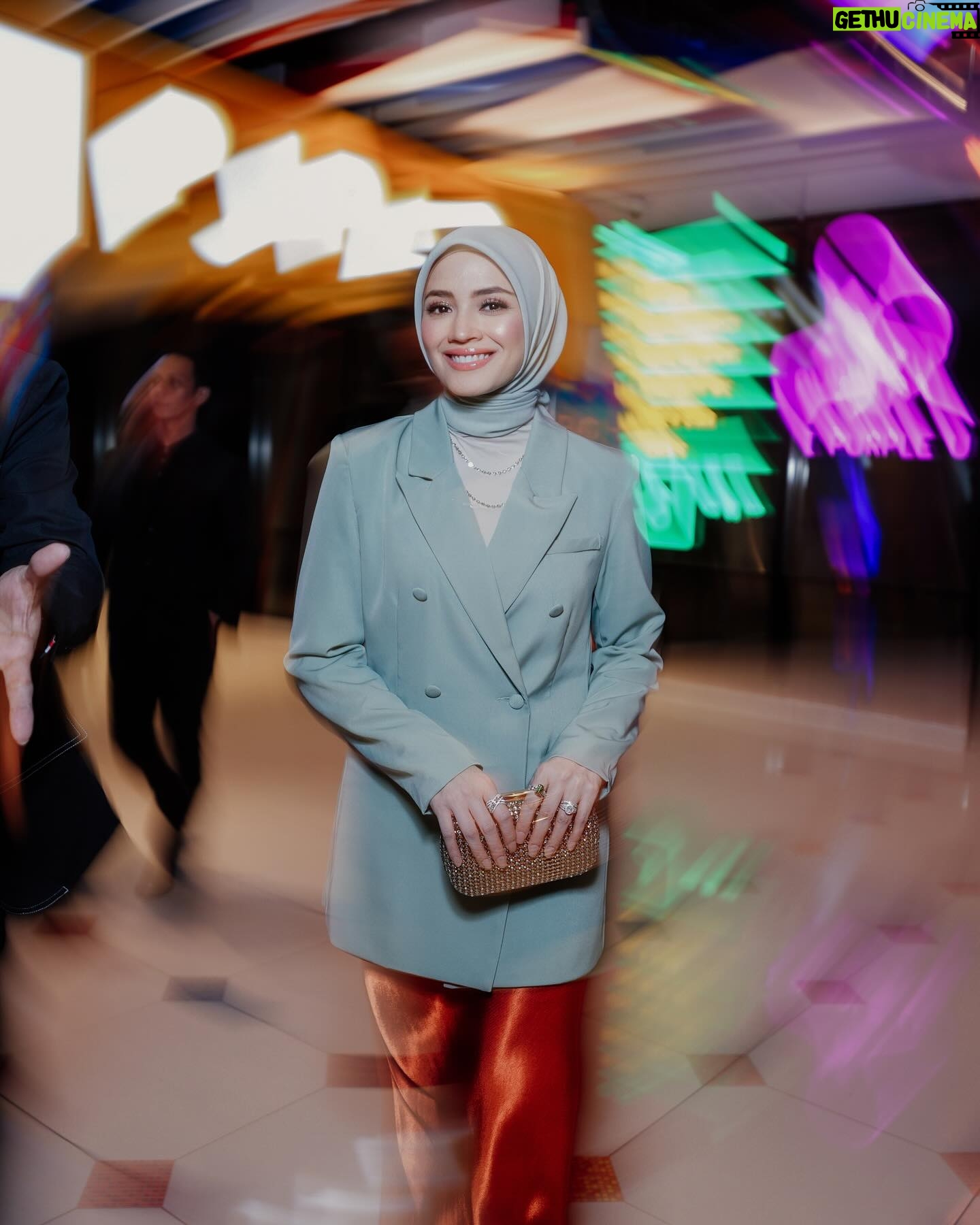 Nur Fazura Instagram - Briefly attended the #BOHCameronianArtsAwards in support of @bohteamalaysia and artists who were nominated, congratulations everyone! π Ended the night at beautiful @amyera.z βs Raya gathering with my sisters @puteri_azureen @husnahanafi . Thank you all for having me. π πΈ: @hasifikri