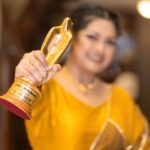 Nusrat Imroz Tisha Instagram - বিরতির পর আমার কাজে ফেরা “সামথিং লাইক অ্যান অটোবায়োগ্রাফি” সিনেমা দিয়ে। এই ছবির জন্য আজকে মেরিল-প্রথম আলো পুরস্কার পেলাম। ধন্যবাদ চরকি টিম, ছবিয়াল টিম এবং যে দর্শকরা আমাকে ভোট দিয়েছেন তাদের সবাইকে ধন্যবাদ। এই পুরস্কার আমার ইলহামের জন্য ডেডিকেটেড 😍😍😍 PC: @zutons_snapshoot Outfit: @safiya_sathi #tisha #nusratimrosetisha #imrose #prothomalo #award @farooki_mostofa @chorkiofficial #thankseveryone