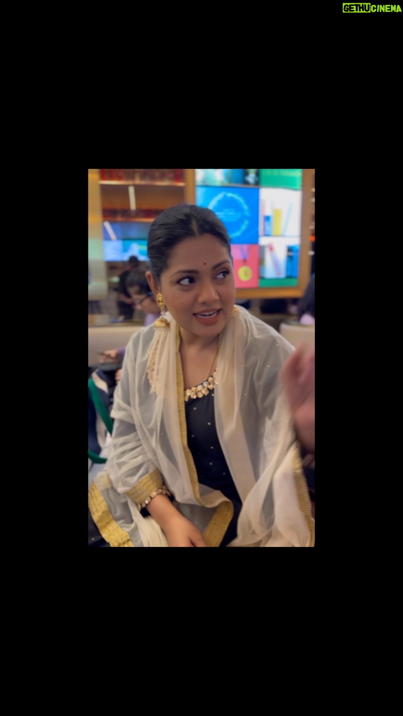 Nusrat Imroz Tisha Instagram - ইলহাম এর প্রথম রেড কার্পেট মুম্বই ফিল্ম ফেস্টিভ্যাল এ ! Outfit: @meherofficials #tisha #nusratimrosetisha #imrose #mumbaifilmfestival #chorki #ilhamnusratfarooki #mostofasarwarfarooki #mumbai