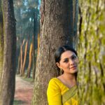 Nusrat Imroz Tisha Instagram - আজকে ভোর ৬টায় শুটিংয়ের ফাঁকে কে আমার ছবি তুলে দিচ্ছে? “সামথিং লাইক অ্যান অটোবায়াগ্রাফি”র জন্য আমি একটা কিছু করেছি যেটা সচরাচর করি না। শীঘ্রই দেখতে পারবেন। অটোবায়োগ্রাফি আসছে নভেম্বর ৩০ তারিখ, তার আগে আসছে হলুদ শাড়ী 😍 #tisha #nusratimrosetisha #imrose #mostofasarwarfarooki #ilhamnusratfarooki #chorki #november30
