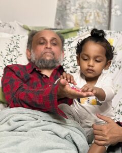 Nusrat Imroz Tisha Instagram - ২৯ তারিখে মোস্তফা সরয়ার ফারুকীর একটা সিটিস্ক্যান হয়েছে। আলহামদুলিল্লাহ সিটিস্ক্যানের রিপোর্ট ভালো এসেছে ,রিকভারি হচ্ছে। বাসায় নিয়ে আসার পরপরই ইলহামের সাথে খেলায় মজে গেছে মোস্তফা। অনেক দুর্বলতার মাঝেও সন্তানের প্রত্যেকটা খেলায় সায় দেওয়ার চেষ্টা করছে সে। বাবা মেয়ের এই ভালোবাসার ছবি না তুলে আর থাকতে পারলাম না ।আলহামদুলিল্লাহ। সবাই দোয়া করবেন। #tisha #nusrtaimrosetisha #imrose #mostofasarwarfarooki #ilhamnusratfarooki #familytime #prayforus
