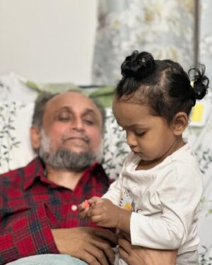 Nusrat Imroz Tisha Instagram - ২৯ তারিখে মোস্তফা সরয়ার ফারুকীর একটা সিটিস্ক্যান হয়েছে। আলহামদুলিল্লাহ সিটিস্ক্যানের রিপোর্ট ভালো এসেছে ,রিকভারি হচ্ছে। বাসায় নিয়ে আসার পরপরই ইলহামের সাথে খেলায় মজে গেছে মোস্তফা। অনেক দুর্বলতার মাঝেও সন্তানের প্রত্যেকটা খেলায় সায় দেওয়ার চেষ্টা করছে সে। বাবা মেয়ের এই ভালোবাসার ছবি না তুলে আর থাকতে পারলাম না ।আলহামদুলিল্লাহ। সবাই দোয়া করবেন।
#tisha #nusrtaimrosetisha #imrose #mostofasarwarfarooki #ilhamnusratfarooki #familytime #prayforus