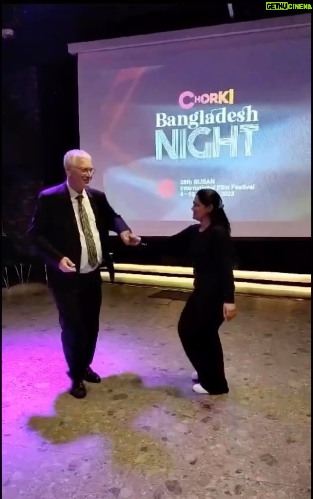 Nusrat Imroz Tisha Instagram - Family dance 💃 #tisha #nusratimrosetisha #imrose #withfamiy #busanfilmfestival #korea #autobiography