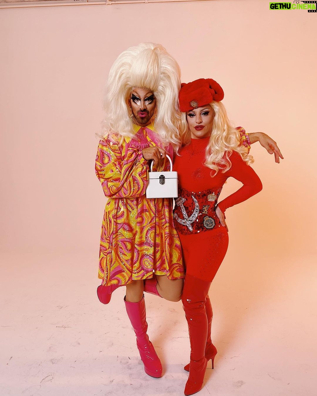 Nyle DiMarco Instagram - THE CATEGORY IS... SIGNING HANDS REALNESS!!!! Link to interview with @miz_cracker for @them is in bio!!!!