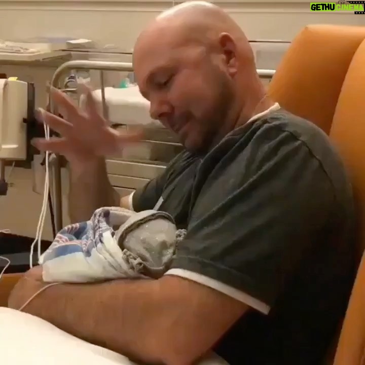 Nyle DiMarco - 149K Likes - Deaf father communicating with his newborn daughter in sign language IS WHAT LOVE LOOKS LIKE 😭😭 look at the daughter’s little eyes watching him 🥺
This is language acquisition and babies can start learning the first day of birth!
And who wants to give me deaf babies please