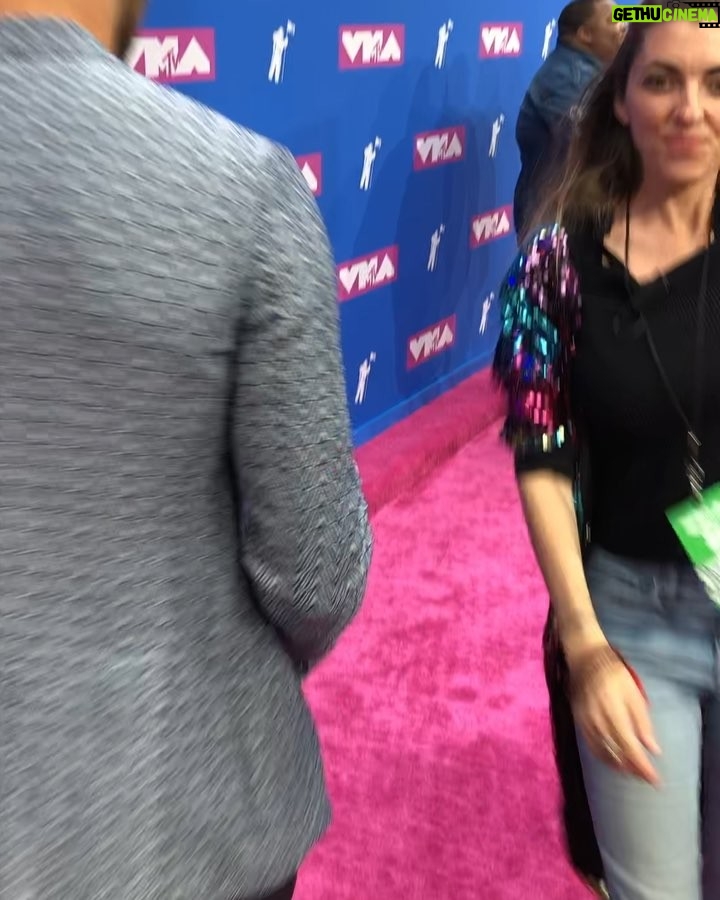 Nyle DiMarco - 166.8K Likes - VMAs!!! Yes that deaf guy made it to music awards 😂
— wearing @giorgioarmani -
Oh and to paparazzis screaming at my deaf-ass ears, you the MVP 😂
-
#vmas #armani #giorgioarmani #deaf