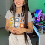 Nyvi Estephan Instagram - Só piada aprovada por um controle de qualidade desbalanceado kkkk 😅👍 . Concordam com esses picks e bans? . Jogo @r6esportsbr / obrigada @oretalha por revisar o roteiro pra mim 🫶