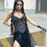 Nyvi Estephan Instagram - Na última o trem enganchou na minha orelha e eu perdi toda a pose de durona kakakaka registros de um dia muito divertido gravando um comercial para a @betboombr em comemoração ao Major de CS2 que tá começando o opening stage amanhã. Estarei apresentando nos canais da @btsbrasiltv , e certamente vai ser uma bagunça muito divertida igual fizemos no RMR. Espero vocês ❤️ - e o link pro video completo eu deixei nos stories 🫶