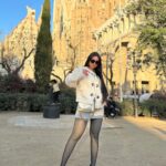 Nyvi Estephan Instagram - Dump das minhas últimas horas de estradas, pores-do-sol, frio e calor da Espanha 🫶 entre Madrid, Valência, Barcelona e mais algumas paradas na estrada!!! (E minha mão ainda está cheirando a Diesel kkkkk)