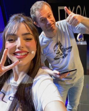 Nyvi Estephan Instagram - Apresentando a nova geração de consoles da Playstation vestida como uma das minhas personagens favoritas:
Ontem nós entramos pra história! Entre tantas coisas maravilhosas que fiz em minha carreira de todos esses anos pra cá, nunca imaginei fazer parte dessa virada de geração e apresentar a live de lançamento do Playstation 5 no Brasil. Eu ainda tô emocionada e vou lembrar de cada detalhezinho com muito amor! Obrigada @playstation_br , @tiagoleifert (que honra foi estar ao seu lado nessa empreitada), @art_entretenimento e toda a equipe maravilhosa que fez parte desse dia, e VOCÊS , as mais de 2 milhões de pessoas que assistiram e se emocionaram com a gente! Obrigada 🙏 
.
#ps5 #worknyvi #aloy
