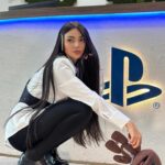 Nyvi Estephan Instagram - Se eu fosse você não mexia cmgo pq eu tenho uns amigo mei barra pesada 😳😂😮‍💨 VISITANDO A PLAYSTATION DE MADRID 😭😭😭 em breve eu conto pra vocês o que eu vim aprontar por aqui, mas só posso antecipar q tô igual 🐥 no lixo de tanta alegria!!! Kkkkkk 💙 obrigada @playstation_br , @playstationes e @playstation !!!