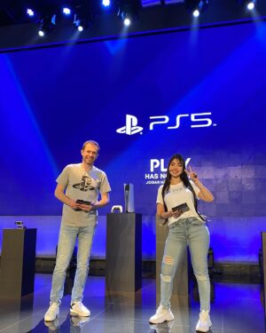 Nyvi Estephan Instagram - Apresentando a nova geração de consoles da Playstation vestida como uma das minhas personagens favoritas:
Ontem nós entramos pra história! Entre tantas coisas maravilhosas que fiz em minha carreira de todos esses anos pra cá, nunca imaginei fazer parte dessa virada de geração e apresentar a live de lançamento do Playstation 5 no Brasil. Eu ainda tô emocionada e vou lembrar de cada detalhezinho com muito amor! Obrigada @playstation_br , @tiagoleifert (que honra foi estar ao seu lado nessa empreitada), @art_entretenimento e toda a equipe maravilhosa que fez parte desse dia, e VOCÊS , as mais de 2 milhões de pessoas que assistiram e se emocionaram com a gente! Obrigada 🙏 
.
#ps5 #worknyvi #aloy