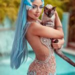 Nyvi Estephan Instagram – Sabia que hoje é dia do gato? 😍 dia de amassar minhas monstrinhas até elas ficarem com a mesma cara da Zelda na penúltima foto 🤣 elas estão comigo nos meus melhores e piores momentos, tão companheiras quanto meu Predator superpoderoso (que elas também amam ficar em cima do teclado kkkkkk) 🐈. Quem aí que tem gato, já enviou algumas msgs sem querer? Ou já botou a culpa no gato? 🤣 
.
@acerdobrasil #DiaDoGato #pubIi