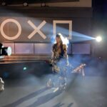 Nyvi Estephan Instagram - Apresentando a nova geração de consoles da Playstation vestida como uma das minhas personagens favoritas: Ontem nós entramos pra história! Entre tantas coisas maravilhosas que fiz em minha carreira de todos esses anos pra cá, nunca imaginei fazer parte dessa virada de geração e apresentar a live de lançamento do Playstation 5 no Brasil. Eu ainda tô emocionada e vou lembrar de cada detalhezinho com muito amor! Obrigada @playstation_br , @tiagoleifert (que honra foi estar ao seu lado nessa empreitada), @art_entretenimento e toda a equipe maravilhosa que fez parte desse dia, e VOCÊS , as mais de 2 milhões de pessoas que assistiram e se emocionaram com a gente! Obrigada 🙏 . #ps5 #worknyvi #aloy