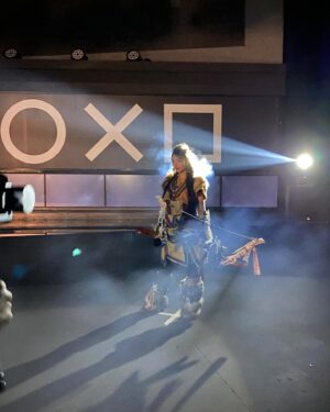 Nyvi Estephan Instagram - Apresentando a nova geração de consoles da Playstation vestida como uma das minhas personagens favoritas:
Ontem nós entramos pra história! Entre tantas coisas maravilhosas que fiz em minha carreira de todos esses anos pra cá, nunca imaginei fazer parte dessa virada de geração e apresentar a live de lançamento do Playstation 5 no Brasil. Eu ainda tô emocionada e vou lembrar de cada detalhezinho com muito amor! Obrigada @playstation_br , @tiagoleifert (que honra foi estar ao seu lado nessa empreitada), @art_entretenimento e toda a equipe maravilhosa que fez parte desse dia, e VOCÊS , as mais de 2 milhões de pessoas que assistiram e se emocionaram com a gente! Obrigada 🙏 
.
#ps5 #worknyvi #aloy
