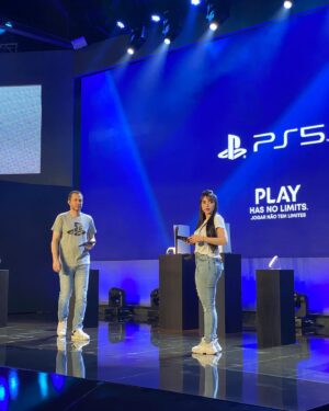 Nyvi Estephan Instagram - Apresentando a nova geração de consoles da Playstation vestida como uma das minhas personagens favoritas:
Ontem nós entramos pra história! Entre tantas coisas maravilhosas que fiz em minha carreira de todos esses anos pra cá, nunca imaginei fazer parte dessa virada de geração e apresentar a live de lançamento do Playstation 5 no Brasil. Eu ainda tô emocionada e vou lembrar de cada detalhezinho com muito amor! Obrigada @playstation_br , @tiagoleifert (que honra foi estar ao seu lado nessa empreitada), @art_entretenimento e toda a equipe maravilhosa que fez parte desse dia, e VOCÊS , as mais de 2 milhões de pessoas que assistiram e se emocionaram com a gente! Obrigada 🙏 
.
#ps5 #worknyvi #aloy