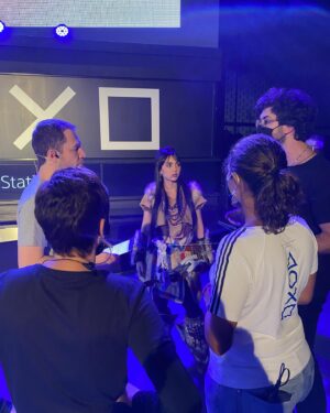 Nyvi Estephan Instagram - Apresentando a nova geração de consoles da Playstation vestida como uma das minhas personagens favoritas:
Ontem nós entramos pra história! Entre tantas coisas maravilhosas que fiz em minha carreira de todos esses anos pra cá, nunca imaginei fazer parte dessa virada de geração e apresentar a live de lançamento do Playstation 5 no Brasil. Eu ainda tô emocionada e vou lembrar de cada detalhezinho com muito amor! Obrigada @playstation_br , @tiagoleifert (que honra foi estar ao seu lado nessa empreitada), @art_entretenimento e toda a equipe maravilhosa que fez parte desse dia, e VOCÊS , as mais de 2 milhões de pessoas que assistiram e se emocionaram com a gente! Obrigada 🙏 
.
#ps5 #worknyvi #aloy