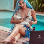 Nyvi Estephan Instagram - Sabia que hoje é dia do gato? 😍 dia de amassar minhas monstrinhas até elas ficarem com a mesma cara da Zelda na penúltima foto 🤣 elas estão comigo nos meus melhores e piores momentos, tão companheiras quanto meu Predator superpoderoso (que elas também amam ficar em cima do teclado kkkkkk) 🐈. Quem aí que tem gato, já enviou algumas msgs sem querer? Ou já botou a culpa no gato? 🤣 . @acerdobrasil #DiaDoGato #pubIi