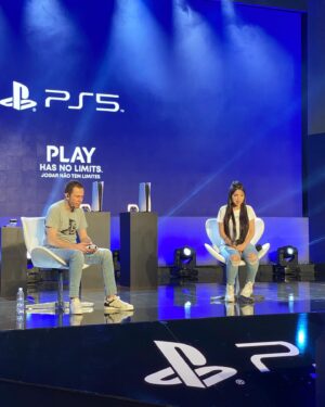 Nyvi Estephan Instagram - Apresentando a nova geração de consoles da Playstation vestida como uma das minhas personagens favoritas:
Ontem nós entramos pra história! Entre tantas coisas maravilhosas que fiz em minha carreira de todos esses anos pra cá, nunca imaginei fazer parte dessa virada de geração e apresentar a live de lançamento do Playstation 5 no Brasil. Eu ainda tô emocionada e vou lembrar de cada detalhezinho com muito amor! Obrigada @playstation_br , @tiagoleifert (que honra foi estar ao seu lado nessa empreitada), @art_entretenimento e toda a equipe maravilhosa que fez parte desse dia, e VOCÊS , as mais de 2 milhões de pessoas que assistiram e se emocionaram com a gente! Obrigada 🙏 
.
#ps5 #worknyvi #aloy