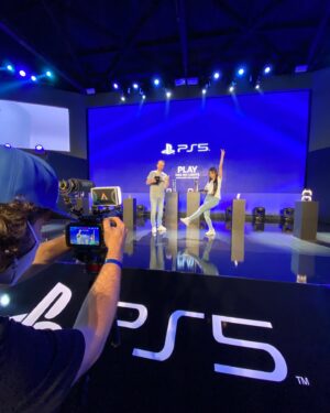 Nyvi Estephan Instagram - Apresentando a nova geração de consoles da Playstation vestida como uma das minhas personagens favoritas:
Ontem nós entramos pra história! Entre tantas coisas maravilhosas que fiz em minha carreira de todos esses anos pra cá, nunca imaginei fazer parte dessa virada de geração e apresentar a live de lançamento do Playstation 5 no Brasil. Eu ainda tô emocionada e vou lembrar de cada detalhezinho com muito amor! Obrigada @playstation_br , @tiagoleifert (que honra foi estar ao seu lado nessa empreitada), @art_entretenimento e toda a equipe maravilhosa que fez parte desse dia, e VOCÊS , as mais de 2 milhões de pessoas que assistiram e se emocionaram com a gente! Obrigada 🙏 
.
#ps5 #worknyvi #aloy