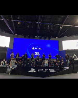 Nyvi Estephan Instagram - Apresentando a nova geração de consoles da Playstation vestida como uma das minhas personagens favoritas:
Ontem nós entramos pra história! Entre tantas coisas maravilhosas que fiz em minha carreira de todos esses anos pra cá, nunca imaginei fazer parte dessa virada de geração e apresentar a live de lançamento do Playstation 5 no Brasil. Eu ainda tô emocionada e vou lembrar de cada detalhezinho com muito amor! Obrigada @playstation_br , @tiagoleifert (que honra foi estar ao seu lado nessa empreitada), @art_entretenimento e toda a equipe maravilhosa que fez parte desse dia, e VOCÊS , as mais de 2 milhões de pessoas que assistiram e se emocionaram com a gente! Obrigada 🙏 
.
#ps5 #worknyvi #aloy