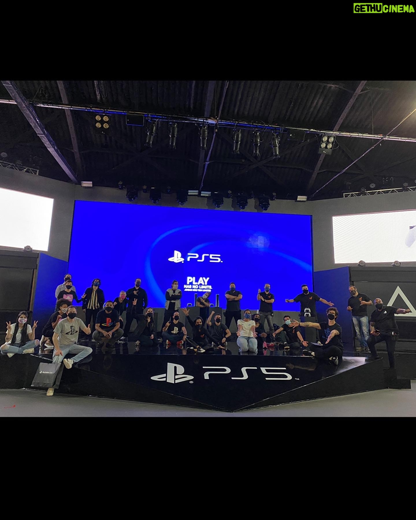 Nyvi Estephan - 126K Likes - Apresentando a nova geração de consoles da Playstation vestida como uma das minhas personagens favoritas:
Ontem nós entramos pra história! Entre tantas coisas maravilhosas que fiz em minha carreira de todos esses anos pra cá, nunca imaginei fazer parte dessa virada de geração e apresentar a live de lançamento do Playstation 5 no Brasil. Eu ainda tô emocionada e vou lembrar de cada detalhezinho com muito amor! Obrigada @playstation_br , @tiagoleifert (que honra foi estar ao seu lado nessa empreitada), @art_entretenimento e toda a equipe maravilhosa que fez parte desse dia, e VOCÊS , as mais de 2 milhões de pessoas que assistiram e se emocionaram com a gente! Obrigada 🙏
.
#ps5 #worknyvi #aloy