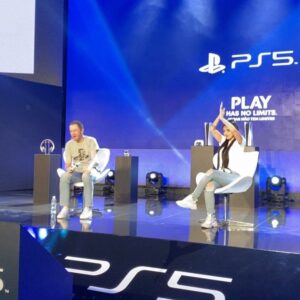 Nyvi Estephan Instagram - Apresentando a nova geração de consoles da Playstation vestida como uma das minhas personagens favoritas:
Ontem nós entramos pra história! Entre tantas coisas maravilhosas que fiz em minha carreira de todos esses anos pra cá, nunca imaginei fazer parte dessa virada de geração e apresentar a live de lançamento do Playstation 5 no Brasil. Eu ainda tô emocionada e vou lembrar de cada detalhezinho com muito amor! Obrigada @playstation_br , @tiagoleifert (que honra foi estar ao seu lado nessa empreitada), @art_entretenimento e toda a equipe maravilhosa que fez parte desse dia, e VOCÊS , as mais de 2 milhões de pessoas que assistiram e se emocionaram com a gente! Obrigada 🙏 
.
#ps5 #worknyvi #aloy