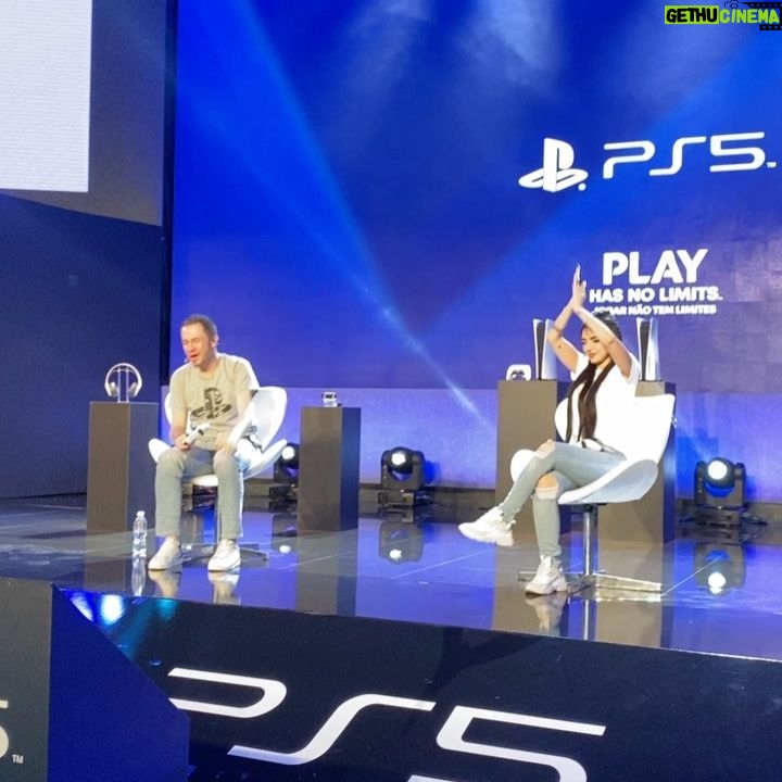 Nyvi Estephan - 130.1K Likes - Apresentando a nova geração de consoles da Playstation vestida como uma das minhas personagens favoritas:
Ontem nós entramos pra história! Entre tantas coisas maravilhosas que fiz em minha carreira de todos esses anos pra cá, nunca imaginei fazer parte dessa virada de geração e apresentar a live de lançamento do Playstation 5 no Brasil. Eu ainda tô emocionada e vou lembrar de cada detalhezinho com muito amor! Obrigada @playstation_br , @tiagoleifert (que honra foi estar ao seu lado nessa empreitada), @art_entretenimento e toda a equipe maravilhosa que fez parte desse dia, e VOCÊS , as mais de 2 milhões de pessoas que assistiram e se emocionaram com a gente! Obrigada 🙏 
.
#ps5 #worknyvi #aloy