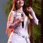 Nyvi Estephan Instagram - Apresentando a maior premiação de esportes eletrônicos da América Latina: Por onde eu começo… não é pouco o quanto eu amo o Prêmio Esports Brasil e eu acho q é notório quando vcs veem meu sorriso de orelha a orelha em todas as fotos dos CINCO, isso mesmo, CINCO anos que tive a honra de apresentar.. eu só posso agradecer MUITO a toda equipe maravilhosa da @player1 @tvglobo e @sportv por confiarem em mim para comandar esse show que é tão importante para toda a comunidade de esportes eletrônicos. Meu próximo agradecimento vai pra minha parceira maravilhosa @barbarapcoelho tão competente, talentosa e gentil. Foi tão incrível apresentar ao seu lado, e as suas palavras no final me emocionaram tanto, eu vou levar esse gesto pra sempre em meu coração ❤️ segue algumas fotinhos pra eu ver e ficar feliz enquanto aguardo mais 365 dias para o próximo Óscar brasileiro dos esports, o @premioesportsbr 🔥😍 Foto: @renato_tatu Stylist: @tiagolunaa Sapato: @carolraggicalcados1