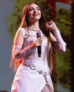 Nyvi Estephan Instagram - Apresentando a maior premiação de esportes eletrônicos da América Latina: Por onde eu começo… não é pouco o quanto eu amo o Prêmio Esports Brasil e eu acho q é notório quando vcs veem meu sorriso de orelha a orelha em todas as fotos dos CINCO, isso mesmo, CINCO anos que tive a honra de apresentar.. eu só posso agradecer MUITO a toda equipe maravilhosa da @player1 @tvglobo e @sportv por confiarem em mim para comandar esse show que é tão importante para toda a comunidade de esportes eletrônicos. Meu próximo agradecimento vai pra minha parceira maravilhosa @barbarapcoelho tão competente, talentosa e gentil. Foi tão incrível apresentar ao seu lado, e as suas palavras no final me emocionaram tanto, eu vou levar esse gesto pra sempre em meu coração ❤️ segue algumas fotinhos pra eu ver e ficar feliz enquanto aguardo mais 365 dias para o próximo Óscar brasileiro dos esports, o @premioesportsbr 🔥😍 Foto: @renato_tatu Stylist: @tiagolunaa Sapato: @carolraggicalcados1