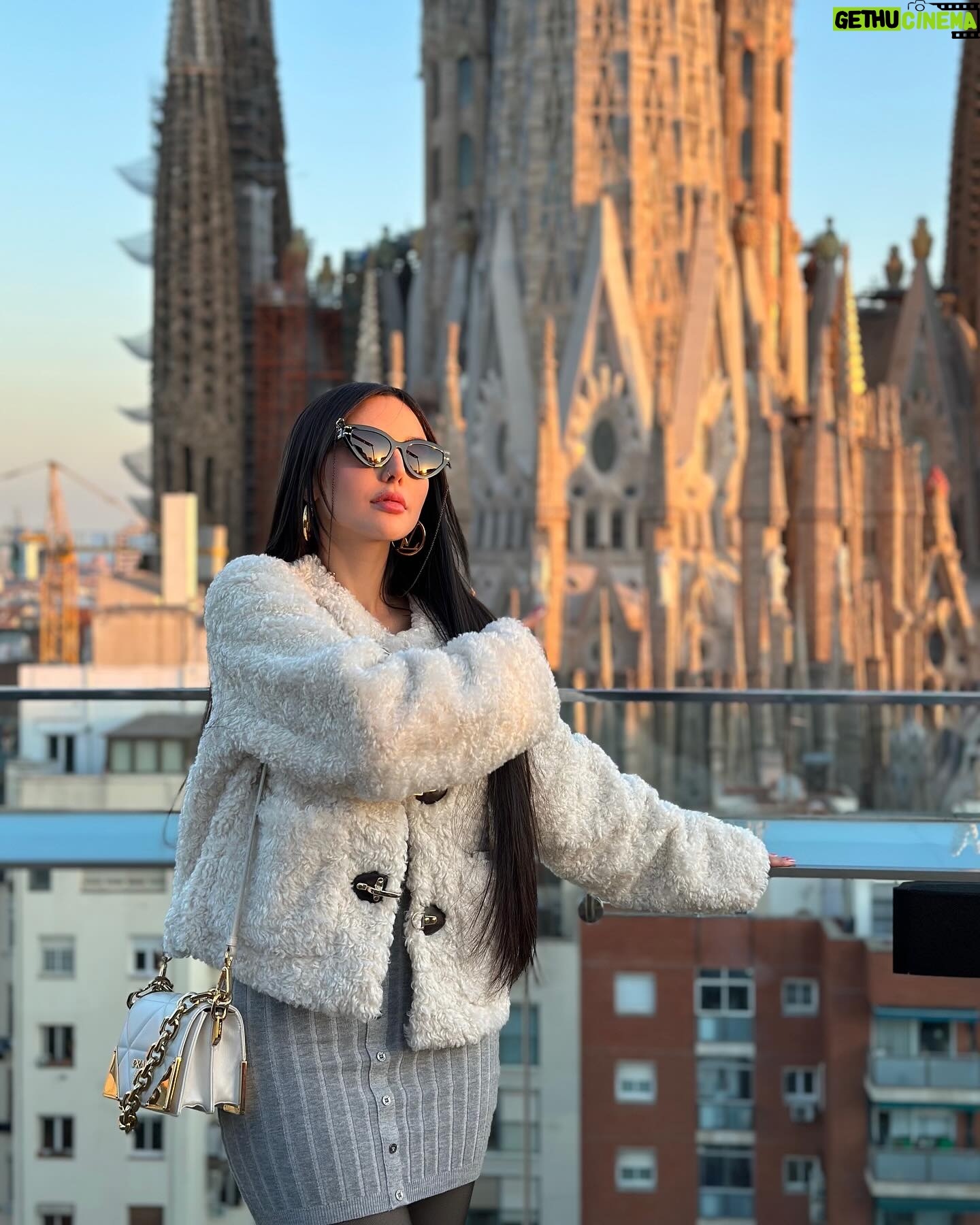 Nyvi Estephan Instagram - Dump das minhas Ășltimas horas de estradas, pores-do-sol, frio e calor da Espanha đ«¶ entre Madrid, ValĂȘncia, Barcelona e mais algumas paradas na estrada!!! (E minha mĂŁo ainda estĂĄ cheirando a Diesel kkkkk)