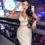 Nyvi Estephan Instagram - Ainda estamos no mês 4 e eu já tive a honra de apresentar campeonatos MUNDIAIS de QUATRO jogos diferentes, simplesmente: Rainbow Six, Counter Strike 2, Call of Duty Mobile e Free Fire (o último eu deixo meu agradecimento às minhas parceiras maravilhosas @carolbombshell e @camilotaxp por todo apoio). Isso que eu nem falei da quantidade de viagens que fiz a trabalho já.. Eu comecei o ano cheia de conturbações, mas recebi uma infinidade de BÊNÇÃOS!! E contandooo… pois ainda tem muita coisa boa pra esse ano ❤️🙏 obrigada de verdade a todos que fazem parte dessas conquistas e a vocês que me apoiam sempre 🫶 essas fotos são do @snapdragon_brasil Pro Series Mobile Masters, obrigada @esl_mobile e @eslbrasil 🙏 vamos em frente 💪💪💪💕