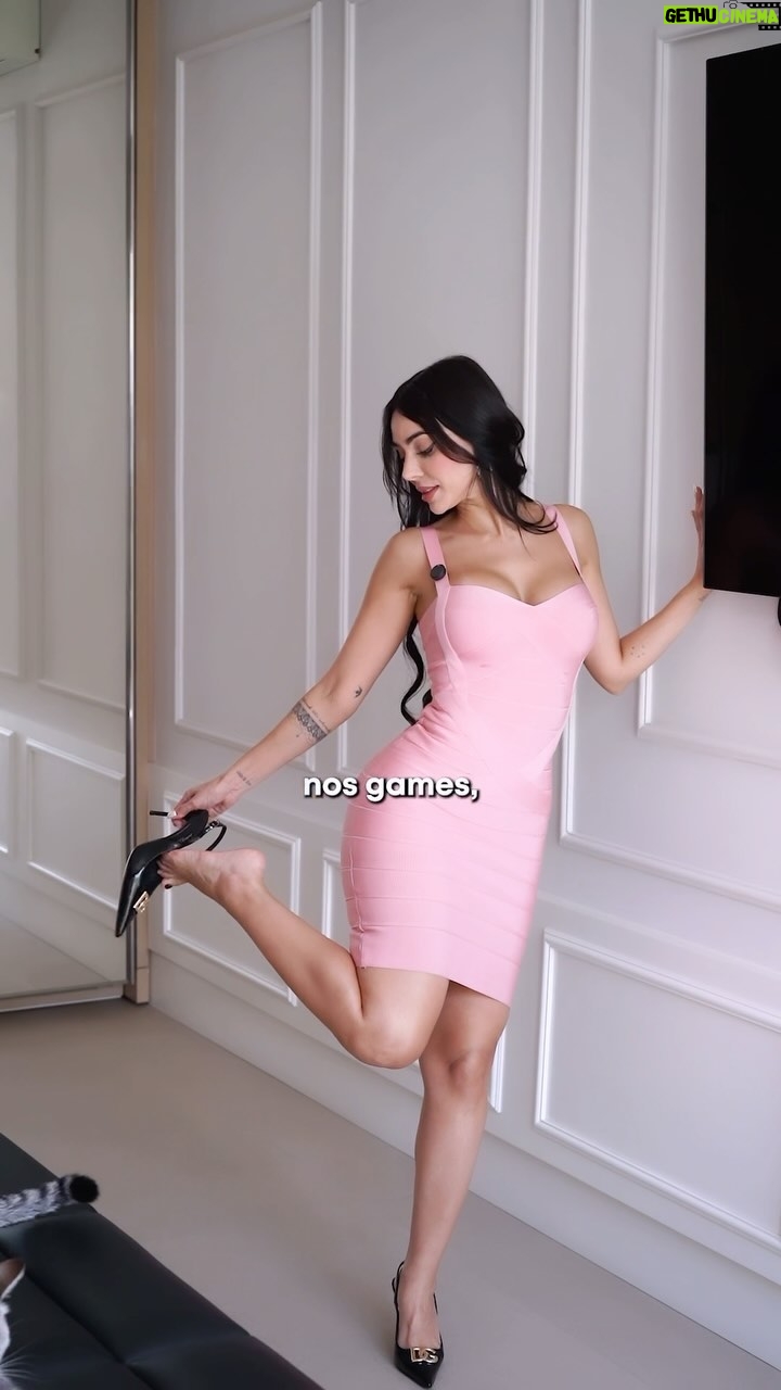 Nyvi Estephan - 147.2K Likes - O vídeo é uma brincadeira, rs, mas a mensagem é bem real: O Dia Internacional da Mulher é amanhã, e eu quero saber, das mulheres aqui, quantas vezes elas se sentiram vilanizadas, julgadas, desmoralizadas, difamadas e desacreditas... Aquela sensação de que você está falando com uma parede e não param pra te escutar e nem acreditar em você, apenas julgar as mentiras que criaram pro que lhes convém... No fim, a lição que fica é que SÓ VOCÊ sabe da sua luta, do seu esforço, da sua índole e vai ser capaz de ser gentil com você, com as suas conquistas e com os seus sentimentos! Aceite só aquilo que soma, que ensina e que te alegra, o resto não pode nunca te derrubar 🙏❤️ que o dia de vocês amanhã seja de muita reflexão, para homens e mulheres.