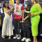 Nyvi Estephan Instagram - Ainda estamos no mês 4 e eu já tive a honra de apresentar campeonatos MUNDIAIS de QUATRO jogos diferentes, simplesmente: Rainbow Six, Counter Strike 2, Call of Duty Mobile e Free Fire (o último eu deixo meu agradecimento às minhas parceiras maravilhosas @carolbombshell e @camilotaxp por todo apoio). Isso que eu nem falei da quantidade de viagens que fiz a trabalho já.. Eu comecei o ano cheia de conturbações, mas recebi uma infinidade de BÊNÇÃOS!! E contandooo… pois ainda tem muita coisa boa pra esse ano ❤️🙏 obrigada de verdade a todos que fazem parte dessas conquistas e a vocês que me apoiam sempre 🫶 essas fotos são do @snapdragon_brasil Pro Series Mobile Masters, obrigada @esl_mobile e @eslbrasil 🙏 vamos em frente 💪💪💪💕