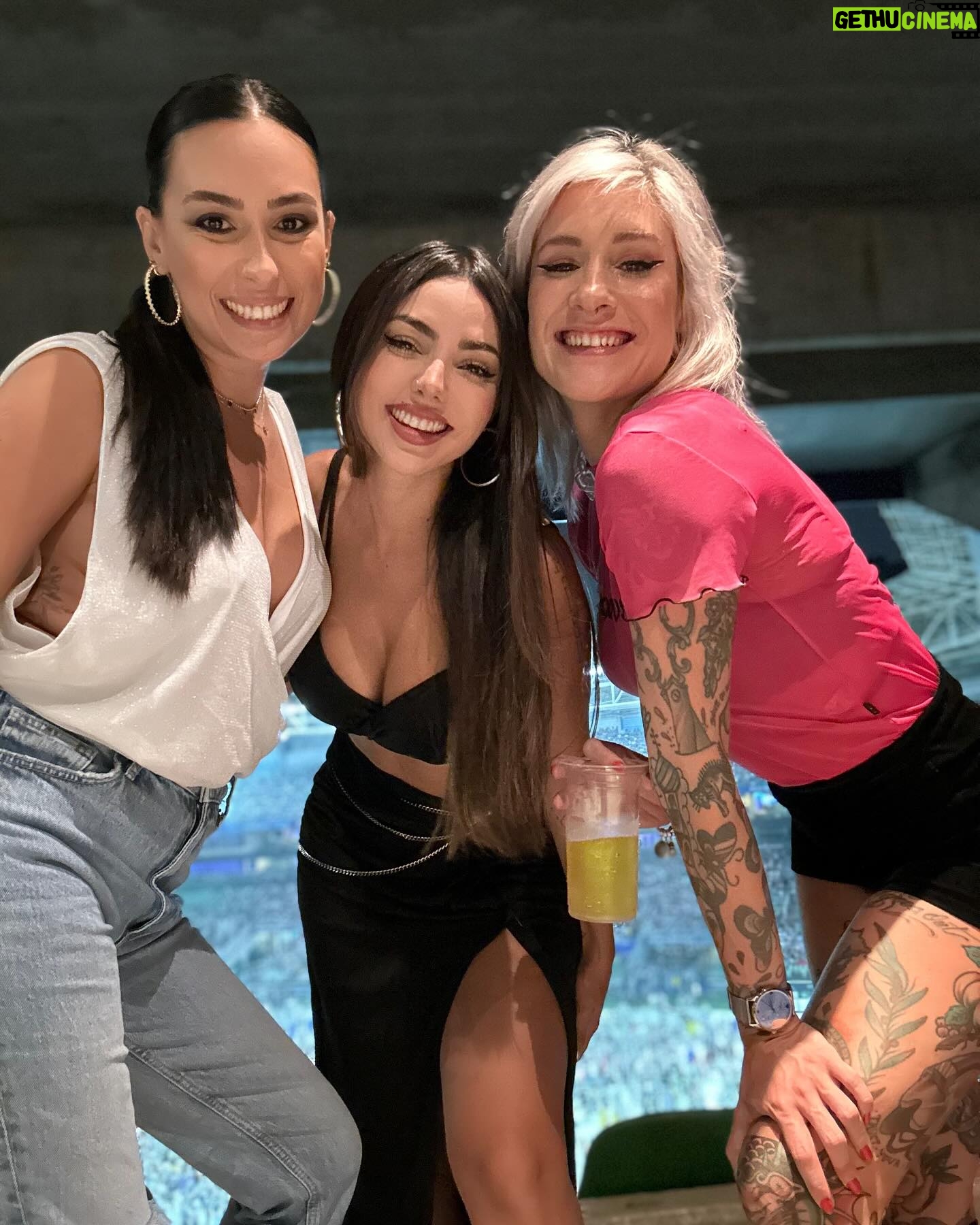 Nyvi Estephan Instagram - Qndo vc vai dar um close e qse se esborracha (arrasta pro lado pra ver 🥲) kakaka noite das girls no show do Jão 🫶