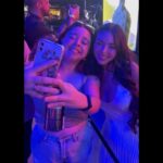 Nyvi Estephan Instagram – Ainda estamos no mês 4 e eu já tive a honra de apresentar campeonatos MUNDIAIS de QUATRO jogos diferentes, simplesmente: Rainbow Six, Counter Strike 2, Call of Duty Mobile e Free Fire (o último eu deixo meu agradecimento às minhas parceiras maravilhosas @carolbombshell e @camilotaxp por todo apoio). Isso que eu nem falei da quantidade de viagens que fiz a trabalho já.. Eu comecei o ano cheia de conturbações, mas recebi uma infinidade de BÊNÇÃOS!! E contandooo… pois ainda tem muita coisa boa pra esse ano ❤️🙏 obrigada de verdade a todos que fazem parte dessas conquistas e a vocês que me apoiam sempre 🫶 essas fotos são do @snapdragon_brasil Pro Series Mobile Masters, obrigada @esl_mobile e @eslbrasil 🙏 vamos em frente 💪💪💪💕