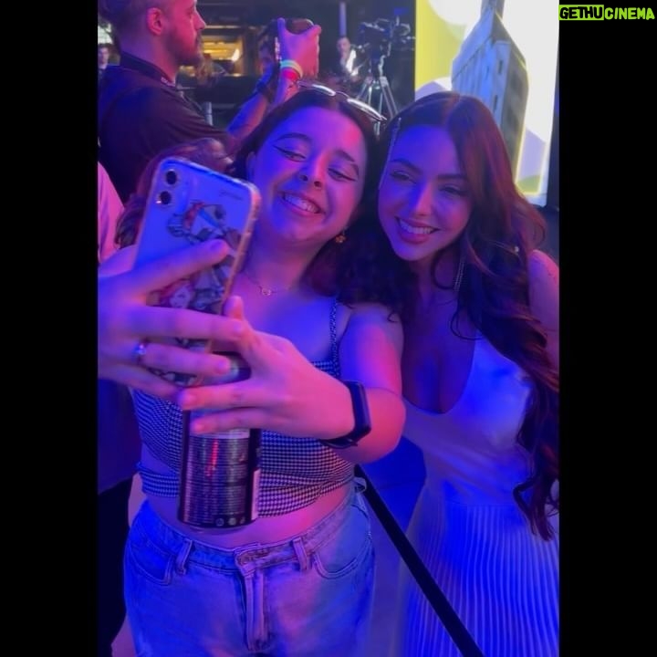 Nyvi Estephan Instagram - Ainda estamos no mês 4 e eu já tive a honra de apresentar campeonatos MUNDIAIS de QUATRO jogos diferentes, simplesmente: Rainbow Six, Counter Strike 2, Call of Duty Mobile e Free Fire (o último eu deixo meu agradecimento às minhas parceiras maravilhosas @carolbombshell e @camilotaxp por todo apoio). Isso que eu nem falei da quantidade de viagens que fiz a trabalho já.. Eu comecei o ano cheia de conturbações, mas recebi uma infinidade de BÊNÇÃOS!! E contandooo… pois ainda tem muita coisa boa pra esse ano ❤️🙏 obrigada de verdade a todos que fazem parte dessas conquistas e a vocês que me apoiam sempre 🫶 essas fotos são do @snapdragon_brasil Pro Series Mobile Masters, obrigada @esl_mobile e @eslbrasil 🙏 vamos em frente 💪💪💪💕