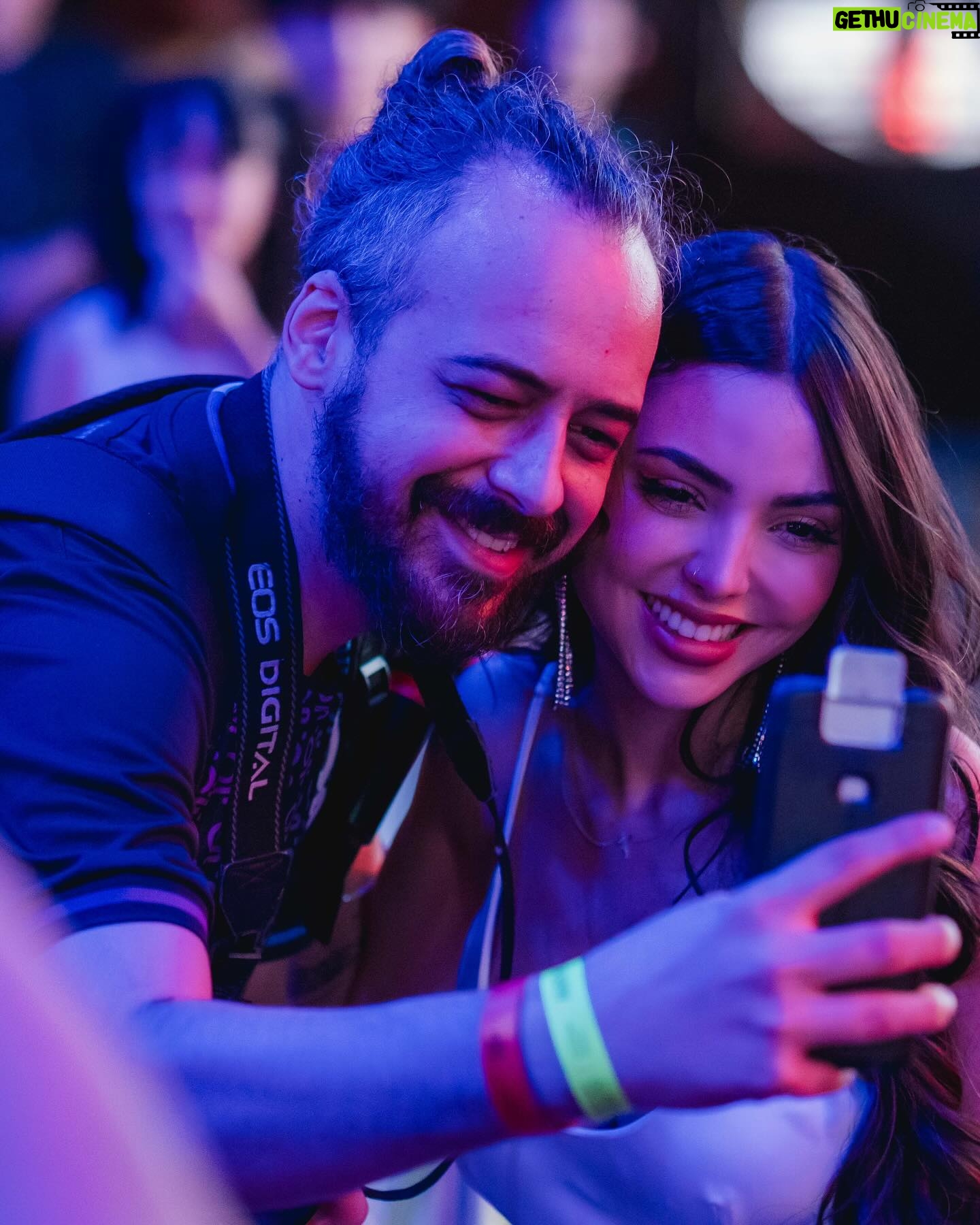 Nyvi Estephan Instagram - Ainda estamos no mês 4 e eu já tive a honra de apresentar campeonatos MUNDIAIS de QUATRO jogos diferentes, simplesmente: Rainbow Six, Counter Strike 2, Call of Duty Mobile e Free Fire (o último eu deixo meu agradecimento às minhas parceiras maravilhosas @carolbombshell e @camilotaxp por todo apoio). Isso que eu nem falei da quantidade de viagens que fiz a trabalho já.. Eu comecei o ano cheia de conturbações, mas recebi uma infinidade de BÊNÇÃOS!! E contandooo… pois ainda tem muita coisa boa pra esse ano ❤️🙏 obrigada de verdade a todos que fazem parte dessas conquistas e a vocês que me apoiam sempre 🫶 essas fotos são do @snapdragon_brasil Pro Series Mobile Masters, obrigada @esl_mobile e @eslbrasil 🙏 vamos em frente 💪💪💪💕