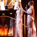 Nyvi Estephan Instagram - Apresentando a maior premiação de esportes eletrônicos da América Latina: Por onde eu começo… não é pouco o quanto eu amo o Prêmio Esports Brasil e eu acho q é notório quando vcs veem meu sorriso de orelha a orelha em todas as fotos dos CINCO, isso mesmo, CINCO anos que tive a honra de apresentar.. eu só posso agradecer MUITO a toda equipe maravilhosa da @player1 @tvglobo e @sportv por confiarem em mim para comandar esse show que é tão importante para toda a comunidade de esportes eletrônicos. Meu próximo agradecimento vai pra minha parceira maravilhosa @barbarapcoelho tão competente, talentosa e gentil. Foi tão incrível apresentar ao seu lado, e as suas palavras no final me emocionaram tanto, eu vou levar esse gesto pra sempre em meu coração ❤️ segue algumas fotinhos pra eu ver e ficar feliz enquanto aguardo mais 365 dias para o próximo Óscar brasileiro dos esports, o @premioesportsbr 🔥😍 Foto: @renato_tatu Stylist: @tiagolunaa Sapato: @carolraggicalcados1