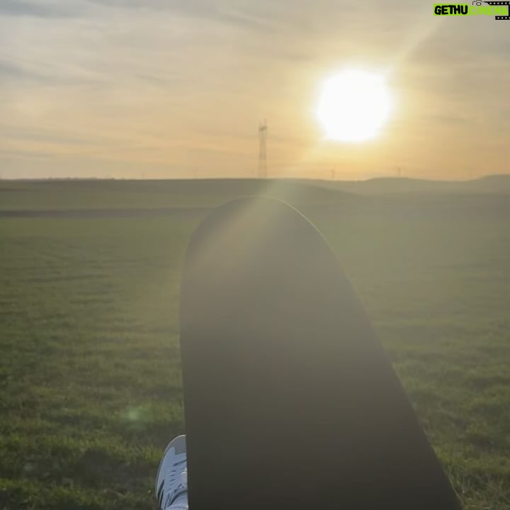 Nyvi Estephan Instagram - Dump das minhas Ășltimas horas de estradas, pores-do-sol, frio e calor da Espanha đ«¶ entre Madrid, ValĂȘncia, Barcelona e mais algumas paradas na estrada!!! (E minha mĂŁo ainda estĂĄ cheirando a Diesel kkkkk)