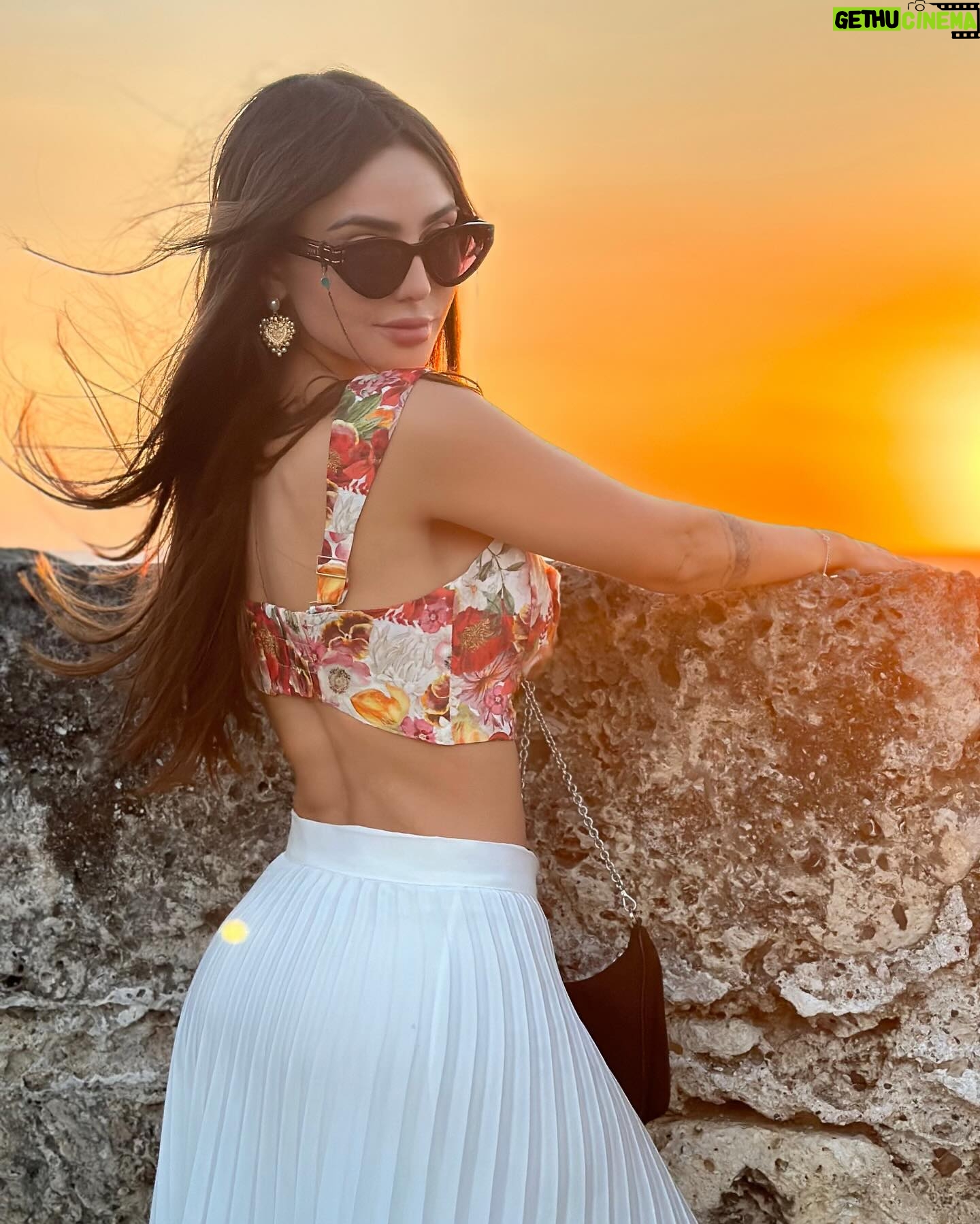 Nyvi Estephan Instagram - Puesta de sol en Col么mbia 馃