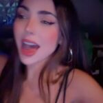 Nyvi Estephan Instagram – Qndo vc vai dar um close e qse se esborracha (arrasta pro lado pra ver 🥲) kakaka noite das girls no show do Jão 🫶