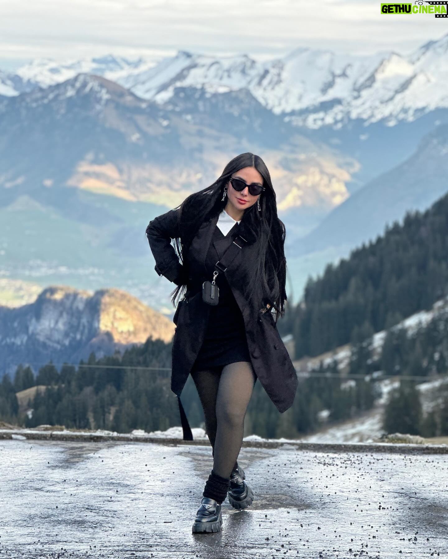 Nyvi Estephan Instagram - Quantos jogos você já jogou que se passavam no cenário da última foto? 🤪🔥❄️