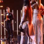 Nyvi Estephan Instagram - Apresentando a maior premiação de esportes eletrônicos da América Latina: Por onde eu começo… não é pouco o quanto eu amo o Prêmio Esports Brasil e eu acho q é notório quando vcs veem meu sorriso de orelha a orelha em todas as fotos dos CINCO, isso mesmo, CINCO anos que tive a honra de apresentar.. eu só posso agradecer MUITO a toda equipe maravilhosa da @player1 @tvglobo e @sportv por confiarem em mim para comandar esse show que é tão importante para toda a comunidade de esportes eletrônicos. Meu próximo agradecimento vai pra minha parceira maravilhosa @barbarapcoelho tão competente, talentosa e gentil. Foi tão incrível apresentar ao seu lado, e as suas palavras no final me emocionaram tanto, eu vou levar esse gesto pra sempre em meu coração ❤️ segue algumas fotinhos pra eu ver e ficar feliz enquanto aguardo mais 365 dias para o próximo Óscar brasileiro dos esports, o @premioesportsbr 🔥😍 Foto: @renato_tatu Stylist: @tiagolunaa Sapato: @carolraggicalcados1