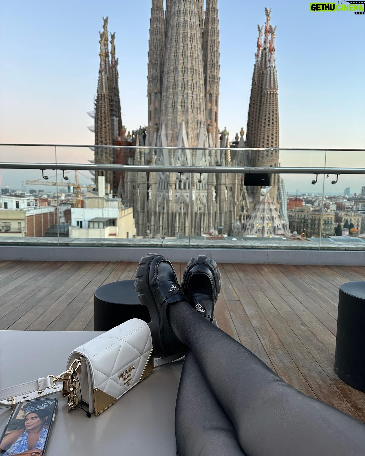 Nyvi Estephan Instagram - Dump das minhas Ășltimas horas de estradas, pores-do-sol, frio e calor da Espanha đ«¶ entre Madrid, ValĂȘncia, Barcelona e mais algumas paradas na estrada!!! (E minha mĂŁo ainda estĂĄ cheirando a Diesel kkkkk)