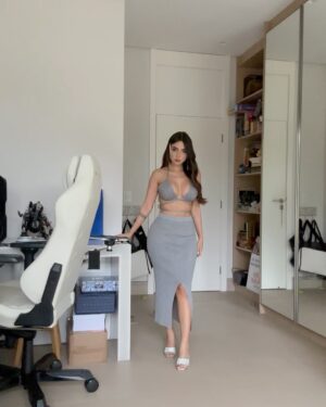 Nyvi Estephan Instagram - Dumpzinho do último dia do ano, onde recebi minhas pessoas favoritas em casa ❤️ um feliz 2024 a todos ✨🙏 que seja repleto de amor e saúde, pois o resto a gente dá um jeito!
