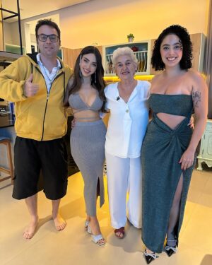Nyvi Estephan Instagram - Dumpzinho do último dia do ano, onde recebi minhas pessoas favoritas em casa ❤️ um feliz 2024 a todos ✨🙏 que seja repleto de amor e saúde, pois o resto a gente dá um jeito!