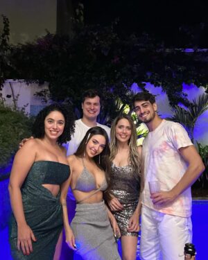 Nyvi Estephan Instagram - Dumpzinho do último dia do ano, onde recebi minhas pessoas favoritas em casa ❤️ um feliz 2024 a todos ✨🙏 que seja repleto de amor e saúde, pois o resto a gente dá um jeito!